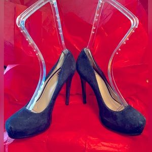 Brand Pour Le Victoire Vero Cuoio. Black Suede Pump. 5 inch heels